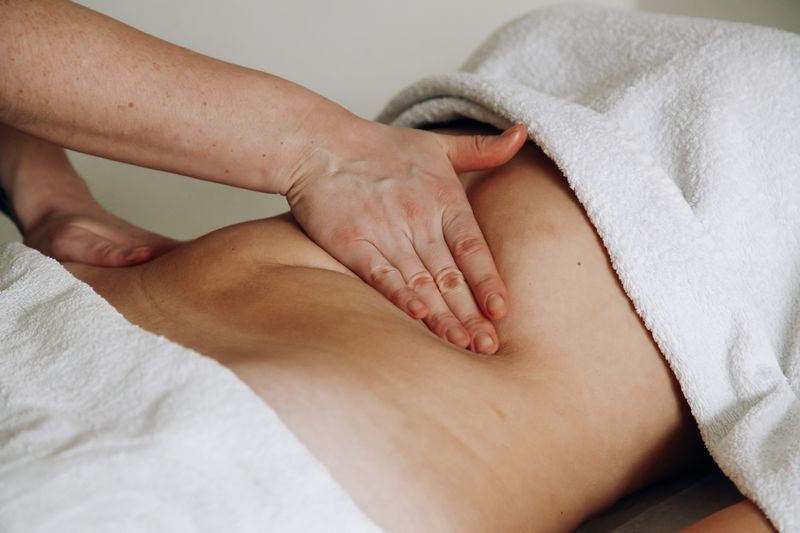 Массаж горячими камнями